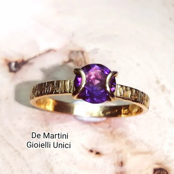 ANELLO ORO GIALLO E AMETISTA URUGUAJ mod. bonbon viola